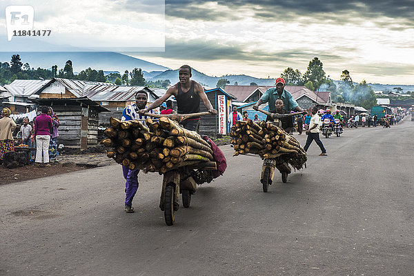 Einheimische Männer transportieren ihre Waren auf selbstgebauten Trägern  Goma  Demokratische Republik Kongo  Afrika