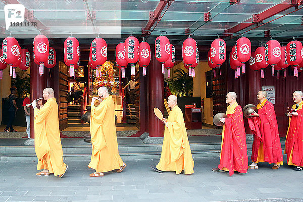 Ullambana-Zeremonie  Prozession buddhistischer Mönche  Tempel der Buddha-Zahnreliquie  Chinatown  Singapur  Südostasien  Asien