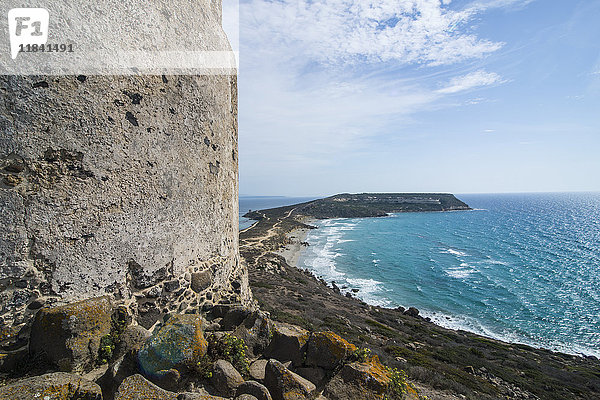 Blick auf das Kap San Marcos und den Turm San Giovanni  Tharros  Sardinien  Italien  Mittelmeer  Europa