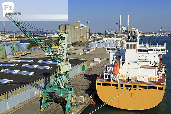Containerschiff  Hafen Le Havre  Normandie  Frankreich  Europa