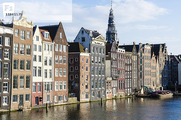 Alte Giebelhäuser in der Nähe von Damrak  Amsterdam  Niederlande  Europa