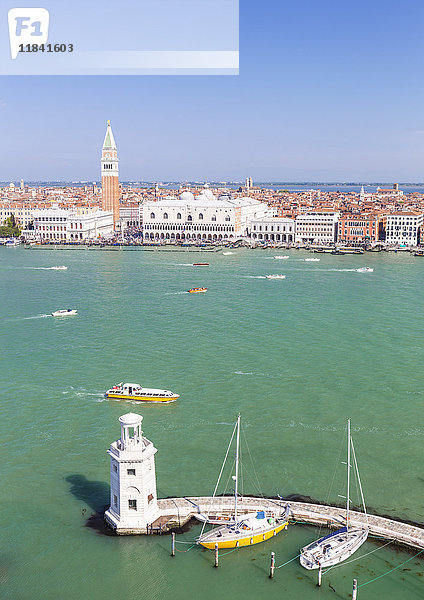 Campanile Turm  Palazzo Ducale (Dogenpalast)  Bacino di San Marco (Markusbecken)  Venedig  UNESCO-Weltkulturerbe  Venetien  Italien  Europa