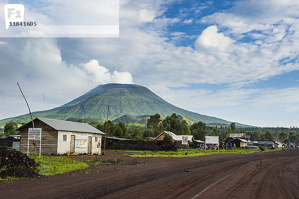 Der Berg Nyiragongo  der sich hinter der Stadt Goma abzeichnet  Demokratische Republik Kongo  Afrika