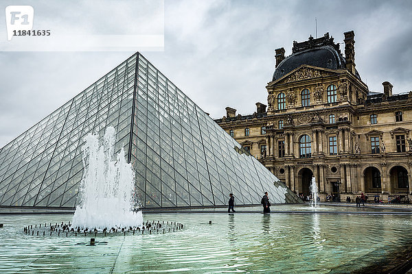 Die große Pyramide befindet sich im Haupthof und ist der Haupteingang zum Louvre-Museum  Paris  Frankreich  Europa