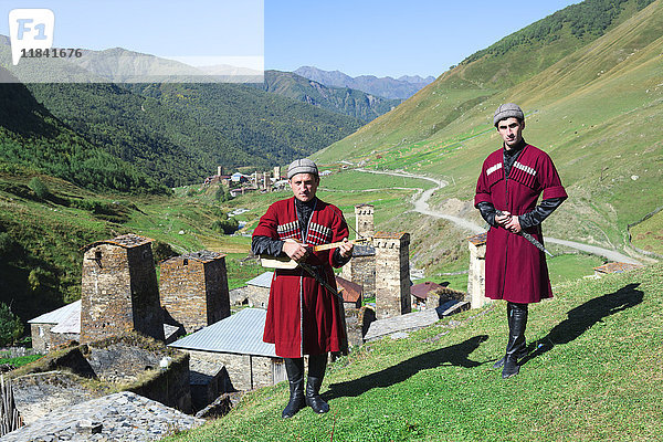 Georgische Musiker in folkloristischer Kleidung mit Panduri-Instrument und Dolch  Ushguli  Region Svaneti  Georgien  Zentralasien  Asien