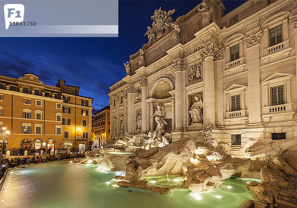 Der Trevi-Brunnen vor dem Hintergrund des Palazzo Poli bei Nacht  Rom  Latium  Italien  Europa