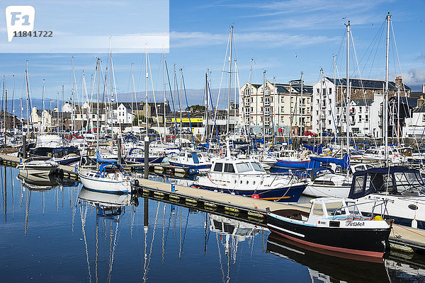 Die Stadt Peel mit ihrem malerischen Hafen  Peel  Isle of Man  Vereinigtes Königreich  Europa