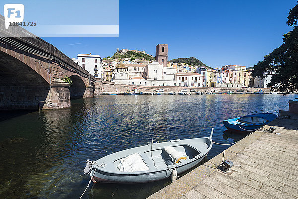 Die Stadt Bosa am Fluss Temo  Sardinien  Italien  Europa