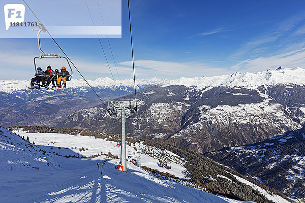 Skifahrer auf einem Sessellift  Veysonnaz (Verbier)  4 Vallees  Wallis  Schweizer Alpen  Schweiz  Europa