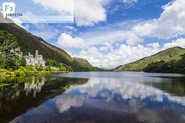 Kylemore Abbey am Pollacapall Lough  Connemara National Park  Grafschaft Galway  Connacht  Republik Irland  Europa