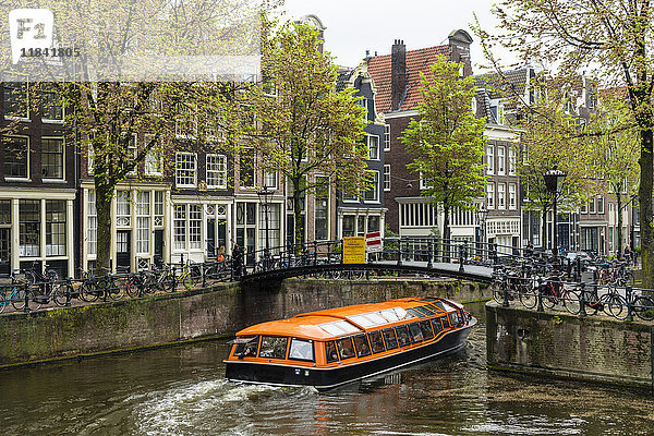 Kanalboot unter einer Brücke auf der Brouwersgracht  Amsterdam  Niederlande  Europa