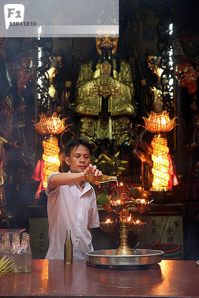 Buddhistischer Gläubiger  Taoistischer Tempel  Jade-Kaiser-Pagode (Chua Phuoc Hai)  Ho-Chi-Minh-Stadt  Vietnam  Indochina  Südostasien  Asien