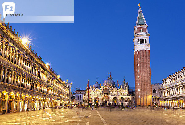 Campanile Turm  Piazza San Marco (Markusplatz) und Basilica di San Marco  bei Nacht  Venedig  UNESCO Weltkulturerbe  Veneto  Italien  Europa
