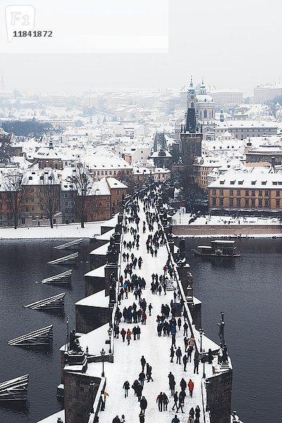 Karlsbrücke über die Moldau im Winter  UNESCO-Weltkulturerbe  Prag  Tschechische Republik  Europa