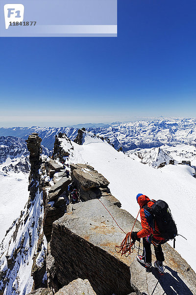 Bergsteiger auf dem Madonna-Gipfel 4059m  Grand Paradiso  Aostatal  Italienische Alpen  Italien  Europa