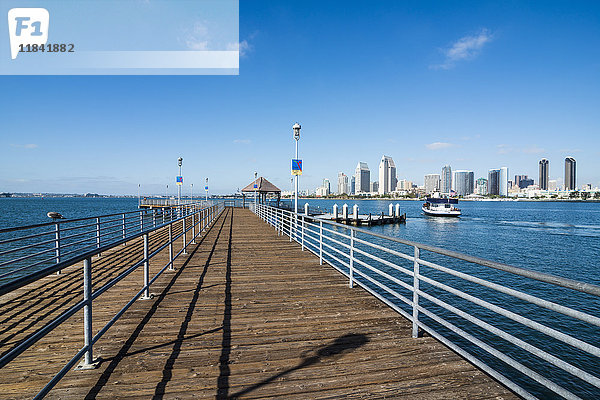 Bootssteg vor der Skyline von San Diego  Kalifornien  Vereinigte Staaten von Amerika  Nordamerika