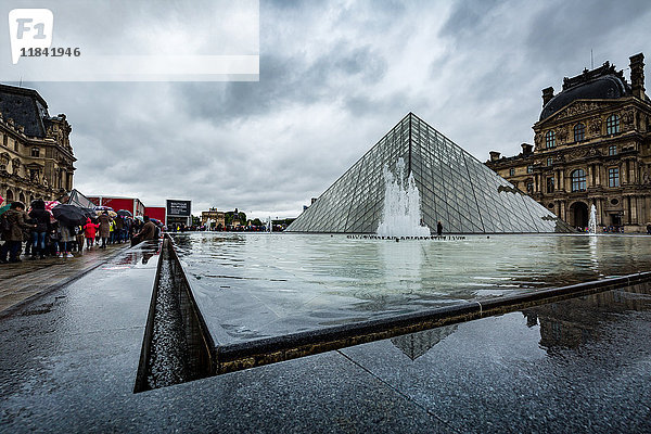 Die große Pyramide im Haupthof und der Haupteingang des Louvre-Museums  Paris  Frankreich  Europa