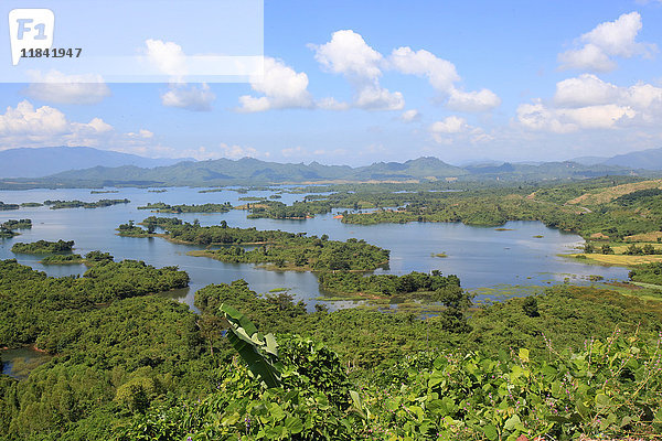 Landschaft  Nam Ngum See und Inseln  Provinz Vientiane  Laos  Indochina  Südostasien  Asien