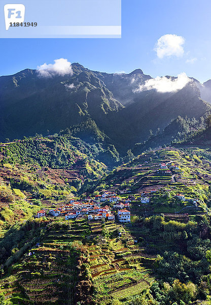 Erhöhter Blick auf ein Dorf und baumbewachsene Hügel und Berge in der Nähe von Ponta Delgada  Madeira  Portugal  Atlantik  Europa