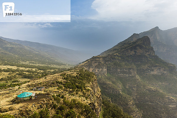 Gemeinschaftshaus am Rande einer Klippe  Simien Mountains National Park  UNESCO-Weltkulturerbe  Debarq  Äthiopien  Afrika