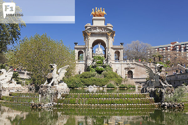 La Cascada  Springbrunnen mit Quadriga de l'Auroa  Architekt Josep Fontsere  Parc de la Ciutadella  Barcelona  Katalonien  Spanien  Europa