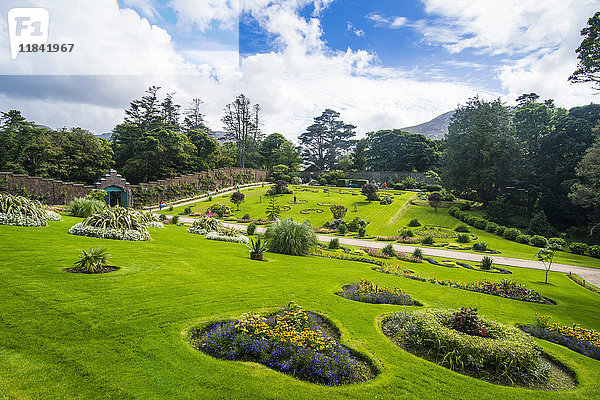 Ummauerter viktorianischer Garten in Kylemore Abbey  Connemara National Park  Grafschaft Galway  Connacht  Republik Irland  Europa