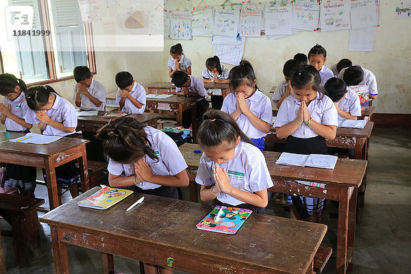 Schulkinder im Klassenzimmer  Volksschule  Vieng Vang  Laos  Indochina  Südostasien  Asien