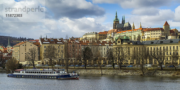 Ein Boot auf der Moldau mit Blick auf die Stadt Prag; Prag  Tschechische Republik'.