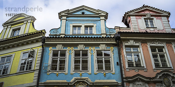 Niedriger Blickwinkel auf Häuser mit leuchtenden Farben und dekorativer Fassade; Prag  Tschechische Republik'.