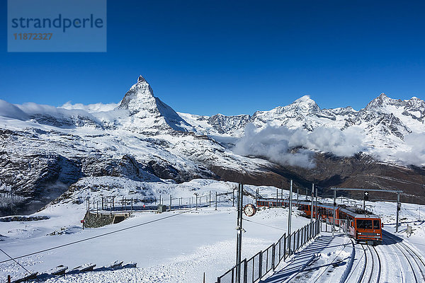 Gornergrat-Zahnradbahn  die zum Hotel und Observatorium Gornergrat Kulm auf 3100 m Höhe hinauffährt und einen herrlichen Blick auf das Matterhorn und die Zermatter Voralpen bietet; Schweiz'