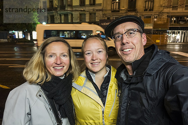 Drei Personen  die nachts auf der Straße stehen und ein Selbstporträt aufnehmen; Lausanne  Schweiz'.