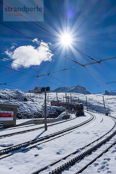 'Blick auf die Gornergrat-Zahnradbahn  die von der RiffelAlp auf 2222m  oberhalb von Zermatt  auf den Gornergrat führt; Schweiz'.