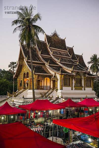 Rote Zelte säumen den Marktbereich mit einem buddhistischen Tempel; Luang Prabang  Provinz Luang Prabang  Laos