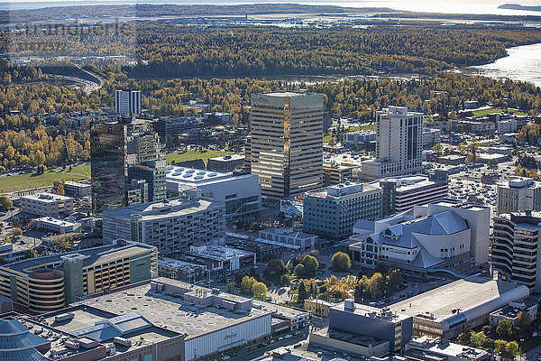 Luftaufnahme der Innenstadt von Anchorage im Herbst  Southcentral Alaska  USA