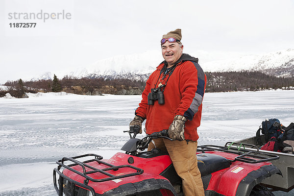 Mann auf einem ATV auf dem zugefrorenen Iliamna-See  Pedro Bay  Süd-Zentral-Alaska  USA