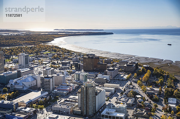 Luftaufnahme des Stadtzentrums von Anchorage mit Cook Inlet im Hintergrund  Süd-Zentral-Alaska  USA
