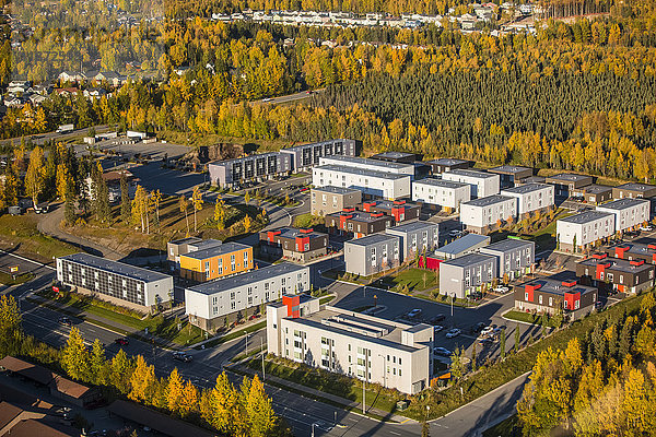 Luftaufnahme einer Wohnsiedlung mit Sozialwohnungen auf der Ostseite von Anchorage im Herbst  Southcentral Alaska  USA