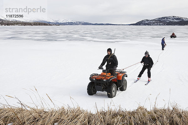 Männer auf Süßwasser-Hafenrobbenjagd im Winter  Iliamna-See  Pedro Bay  Süd-Zentral-Alaska  USA