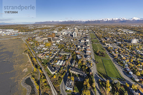 Luftaufnahme der Innenstadt von Anchorage  des Delaney Park Strip und des Cook Inlet Wattenmeers im Herbst  Süd-Zentral-Alaska  USA