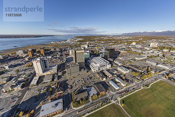 Luftaufnahme der Innenstadt von Anchorage  des Cook Inlet und des Delaney Park Strip im Herbst  Southcentral Alaska  USA