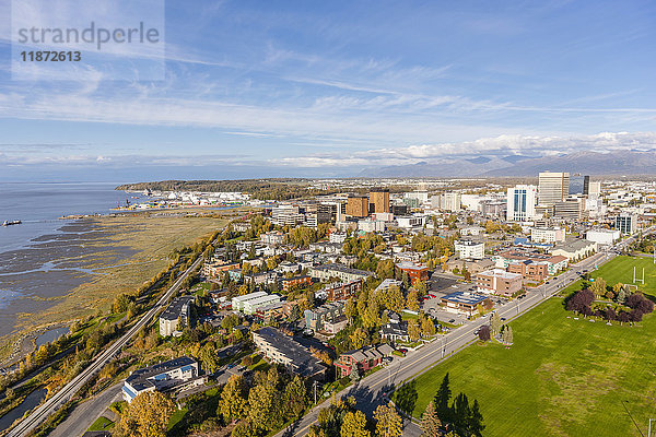 Luftaufnahme der Innenstadt von Anchorage  des Delaney Park Strip und des Cook Inlet im Herbst  Southcentral Alaska  USA