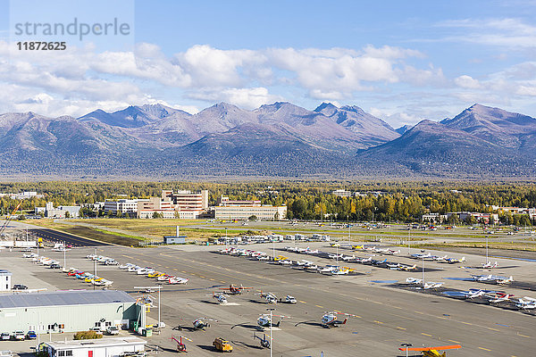 Blick auf den städtischen Flughafen Merrill Field und das Alaska Regional Hospital mit den Chugach Mountains im Hintergrund  Anchorage  Süd-Zentral-Alaska  USA