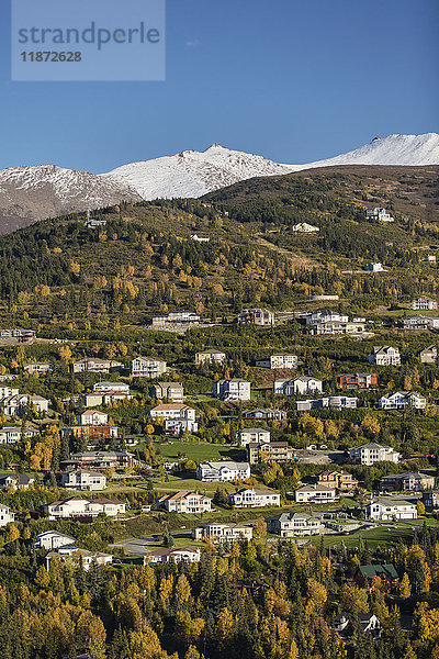 Luftaufnahme des Viertels Hillside mit den Chugach-Bergen im Hintergrund im Herbst  Süd-Zentral-Alaska  USA