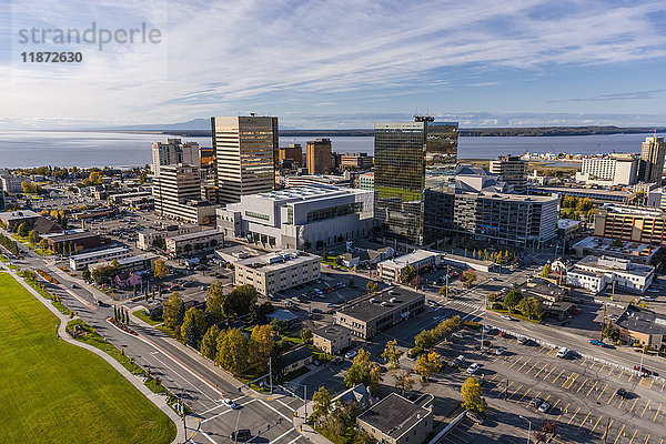 Luftaufnahme des Stadtzentrums von Anchorage mit Cook Inlet im Hintergrund  Süd-Zentral-Alaska  USA