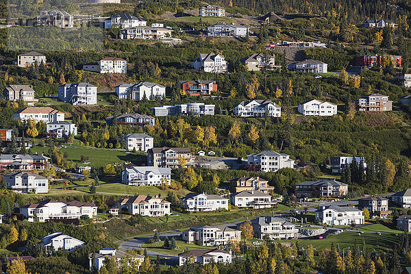 Luftaufnahme von großen Häusern am Anchorage Hillside im Herbst  Süd-Zentral-Alaska  USA