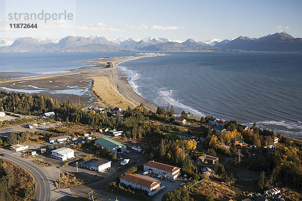 Luftaufnahme von Homer Spit und Kachemak Bay mit den Kenai Mountains im Hintergrund  Southcentral Alaska  USA