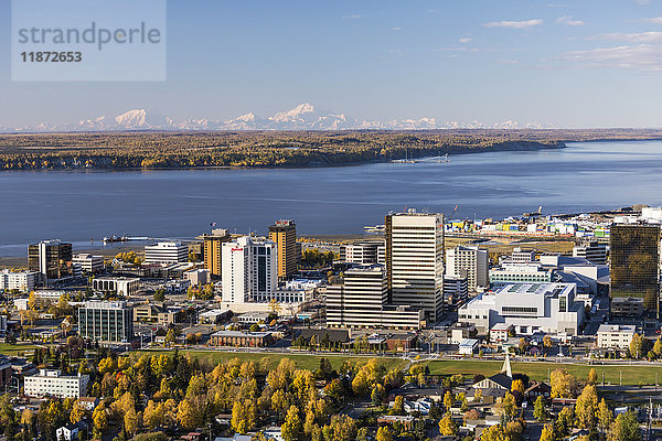 Luftaufnahme der Innenstadt von Anchorage  des Denali und der Alaska Range sowie des Cook Inlet im Herbst  Süd-Zentral-Alaska  USA