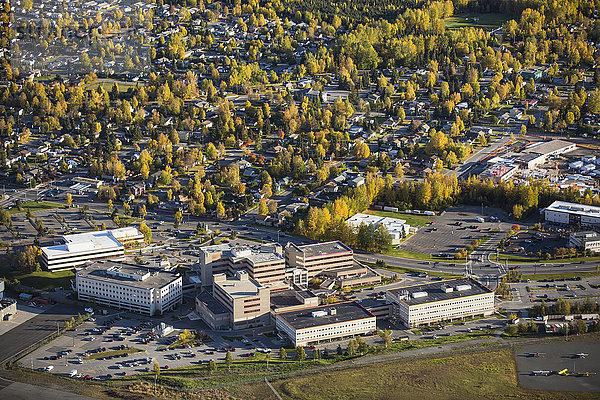 Luftaufnahme des Alaska Regional Hospital im Herbst  Anchorage  Southcentral Alaska  USA