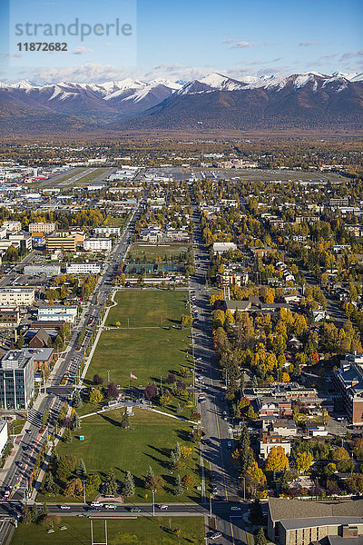 Luftaufnahme des Delaney Park Strip im Herbst in der Nähe des Stadtzentrums von Anchorage  Southcentral Alaska  USA