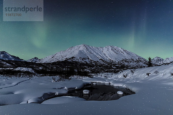 Aurora Borealis (Nordlicht) tanzen über Idaho Peak und dem Little Susitna River am Hatcher Pass im Winter  Süd-Zentral-Alaska; Alaska  Vereinigte Staaten von Amerika'.